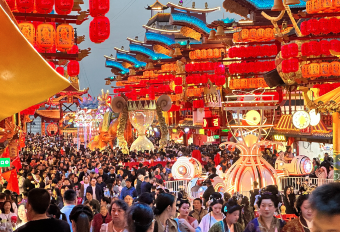 行業最大批量！宇通100輛高端旅游客車交付新疆