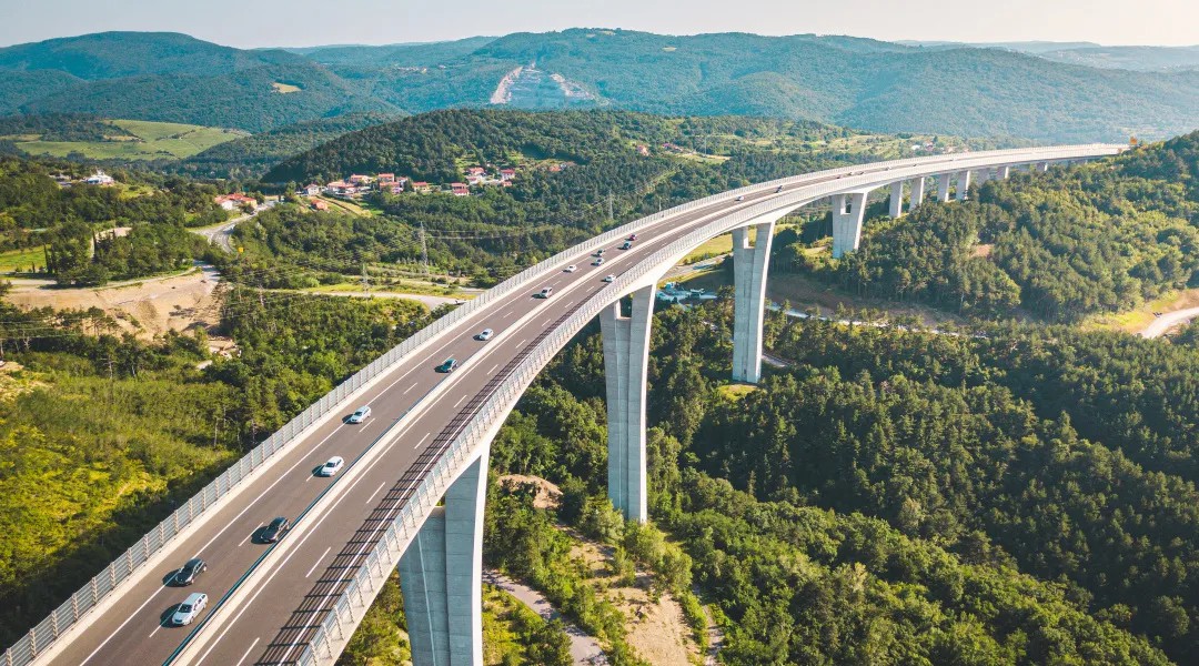 宇通純電動高速掃路車批量交付天津，助力綠色養護升級！