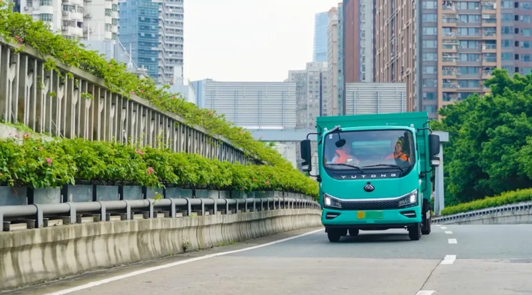 亮相2025深圳CCE展!宇通8噸純電密閉式桶裝垃圾車破解垃圾桶收運難題! 亮相2025深圳CCE展!宇通8噸純電密閉式桶裝垃圾車破解垃圾桶收運難題!