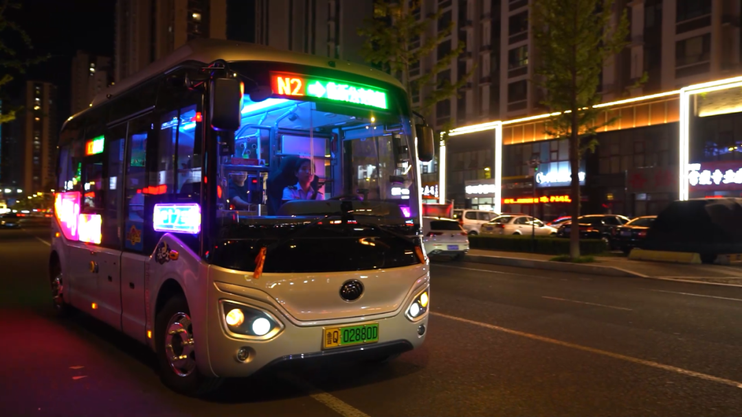 構(gòu)建轉(zhuǎn)型新模式!宇通助力臨沂公交點亮瑯琊“夜經(jīng)濟(jì)” 圖片